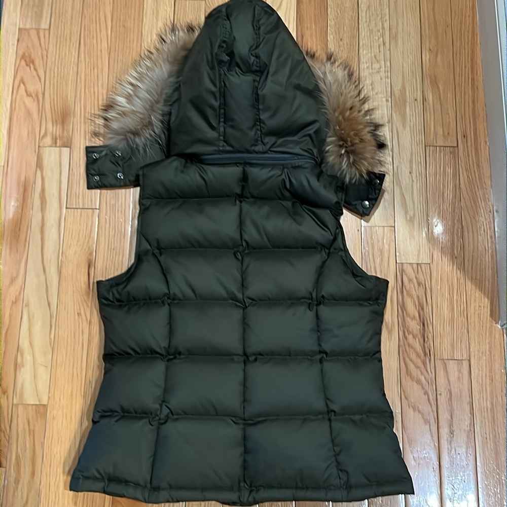 Like new - Theory down vest with raccoon fur trim. Removable hood, size M - Picture 3 of 12